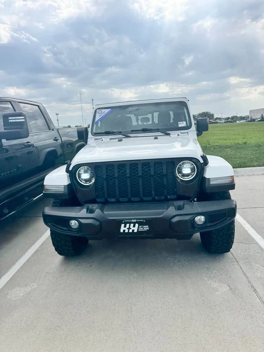 2023 Jeep JT Gladiator - Image 2 of 17