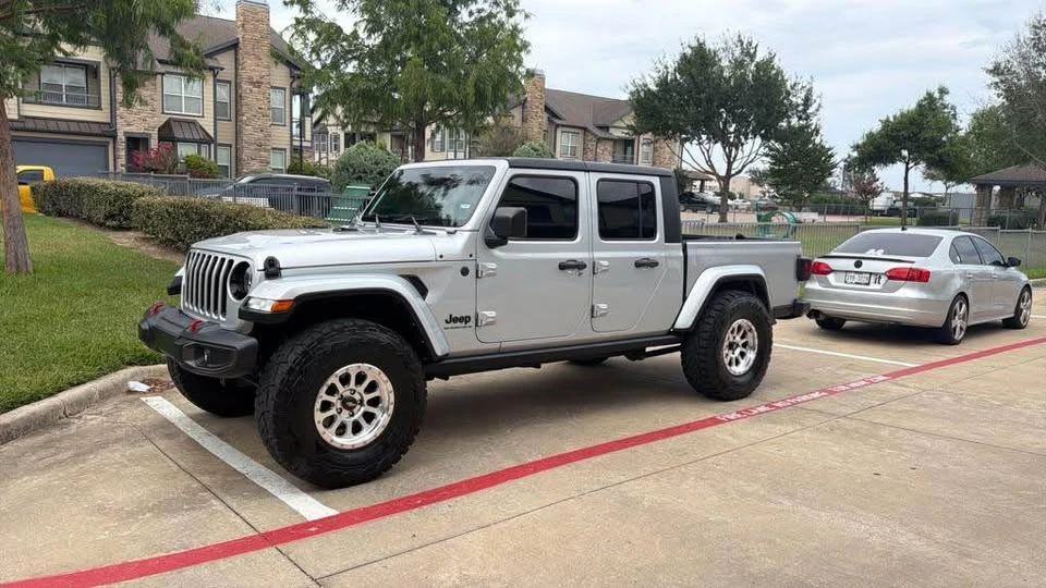 2023 Jeep JT Gladiator - Image 2 of 9