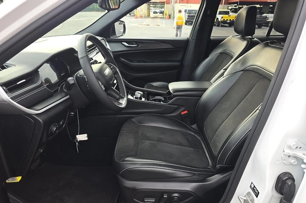 2023 Jeep - Image 3 of 17