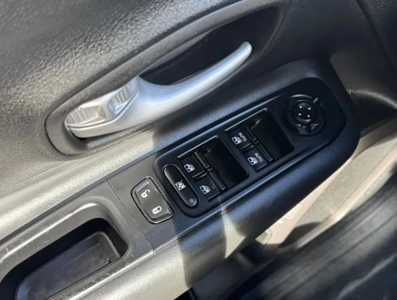 2023 Jeep Renegade - Image 7 of 12