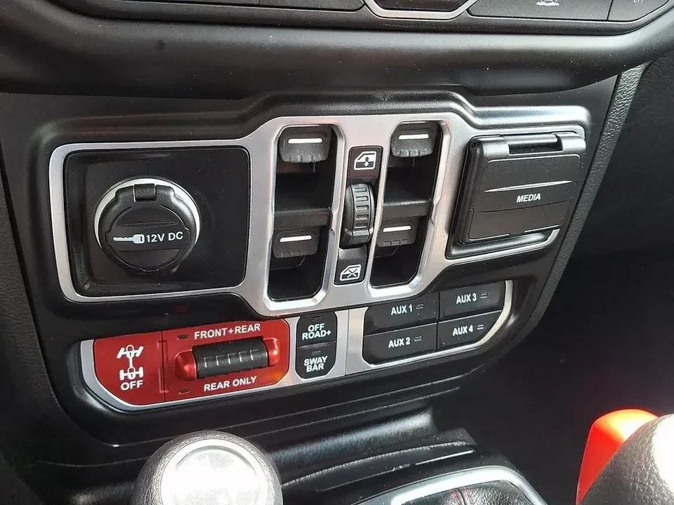 2023 Jeep JL Wrangler - Image 15 of 20