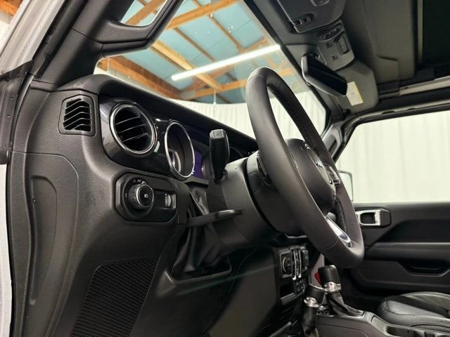 2023 Jeep JL Wrangler - Image 16 of 28