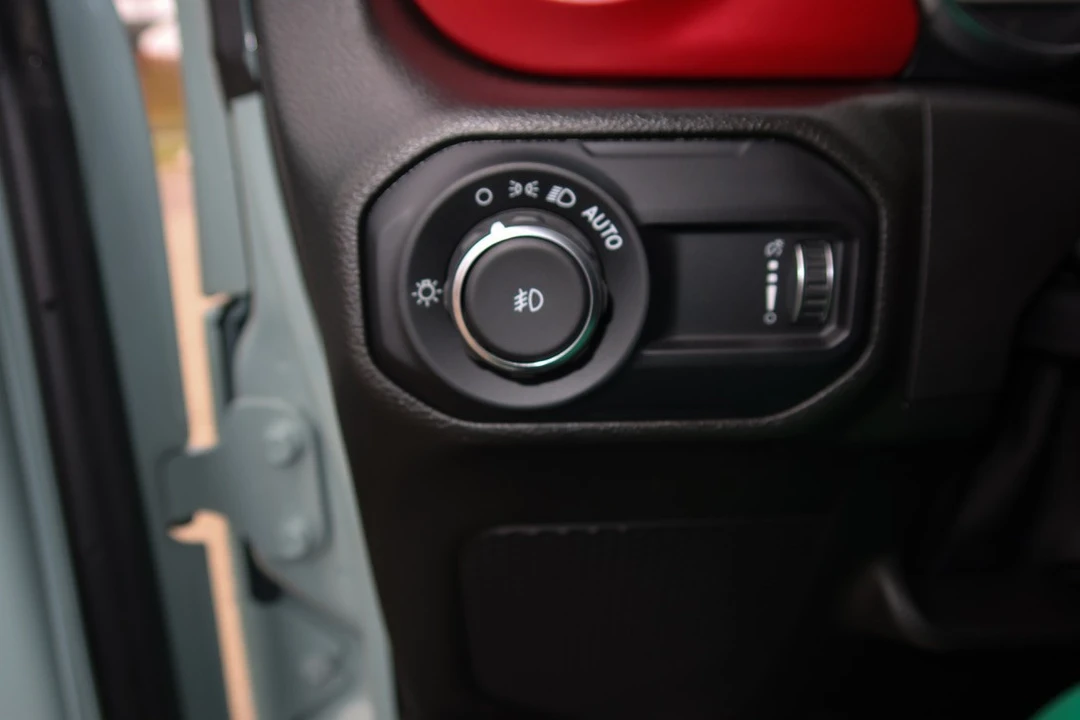 2023 Jeep JL Wrangler - Image 24 of 30