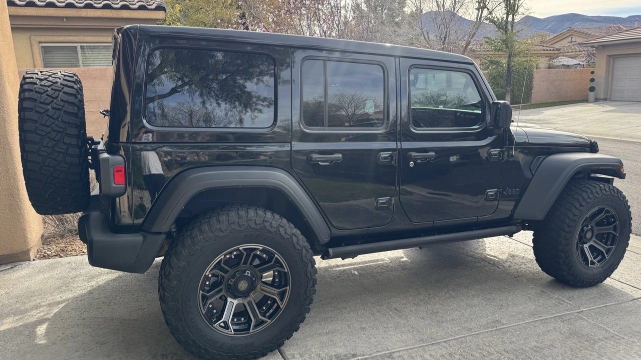 2023 Jeep JL Wrangler - Image 3 of 8