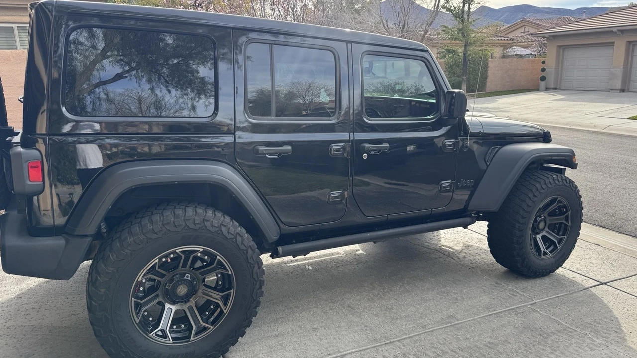 2023 Jeep JL Wrangler - Image 2 of 8