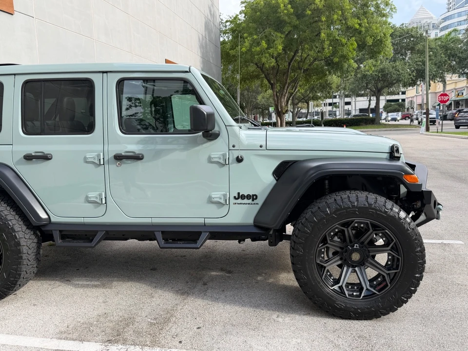 2023 Jeep JL Wrangler - Image 14 of 31