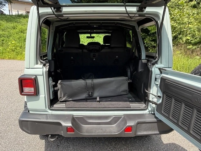 2023 Jeep JL Wrangler - Image 15 of 29