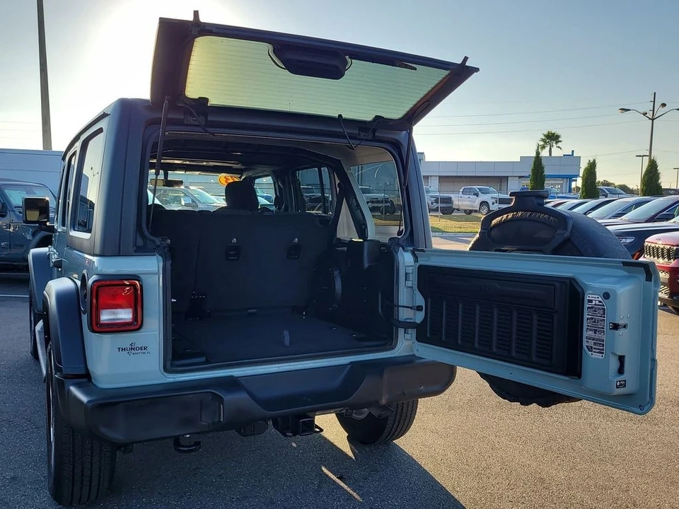 2023 Jeep JL Wrangler - Image 7 of 12