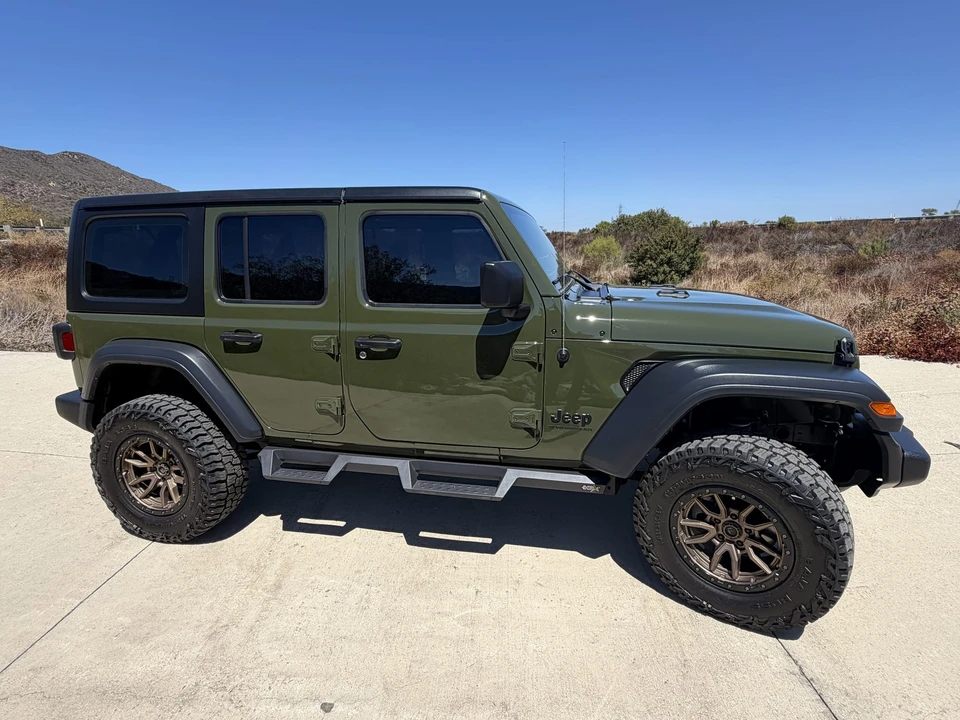 2023 Jeep JL Wrangler - Image 25 of 31