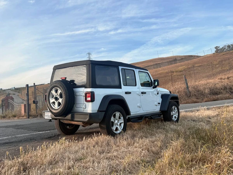 2023 Jeep JL Wrangler - Image 4 of 11