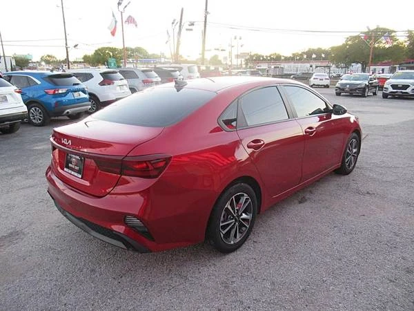 2023 Kia Forte - Image 5 of 18