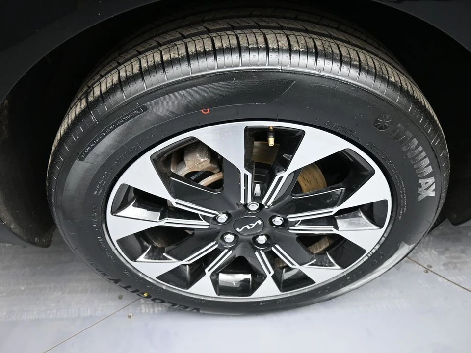 2023 Kia Carnival - Image 12 of 21