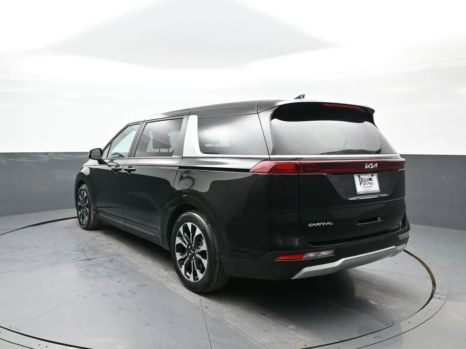 2023 Kia Carnival - Image 8 of 21