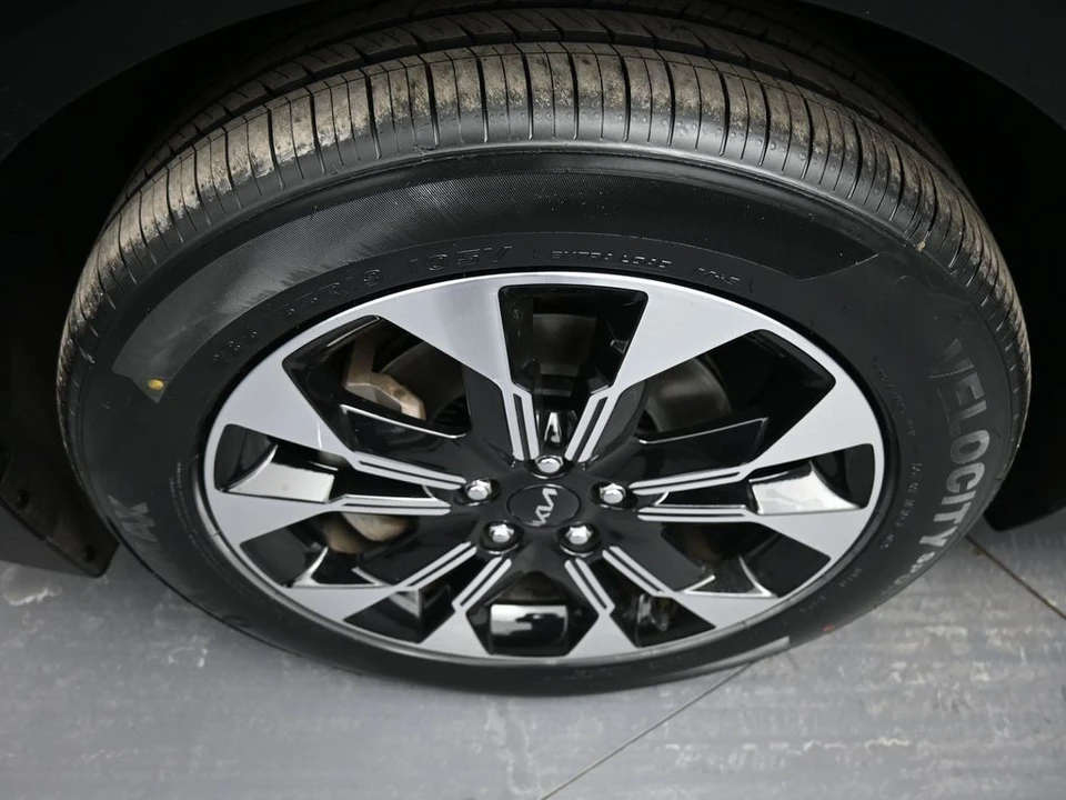 2023 Kia Carnival - Image 14 of 21
