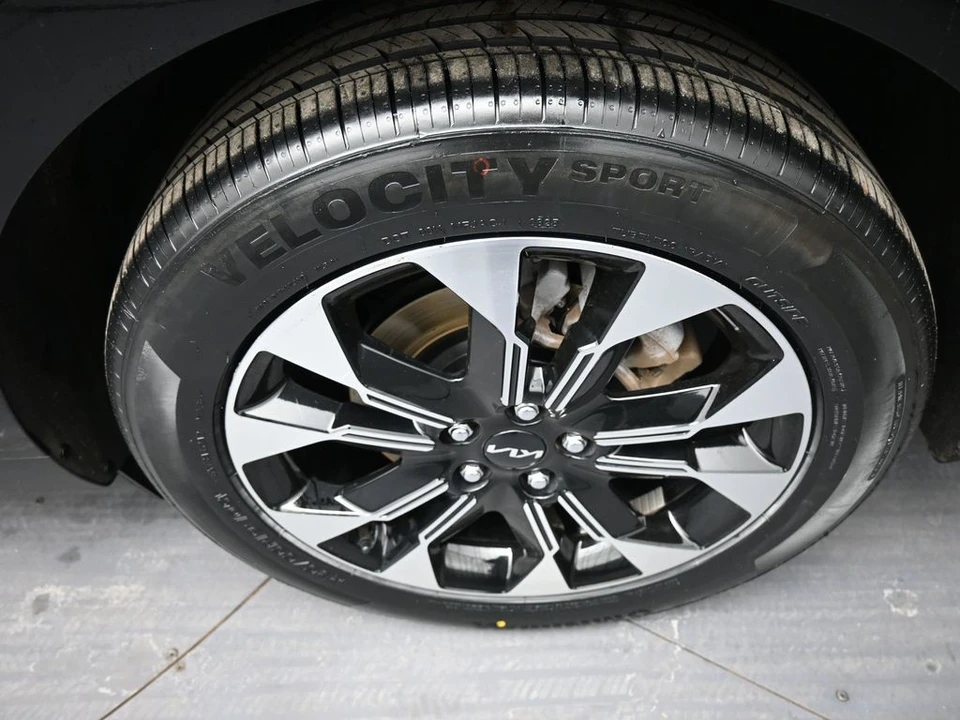 2023 Kia Carnival - Image 15 of 21