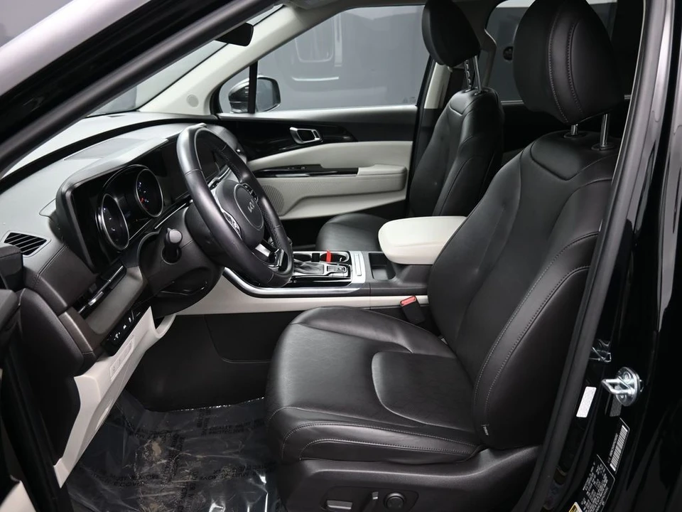 2023 Kia Carnival - Image 18 of 21