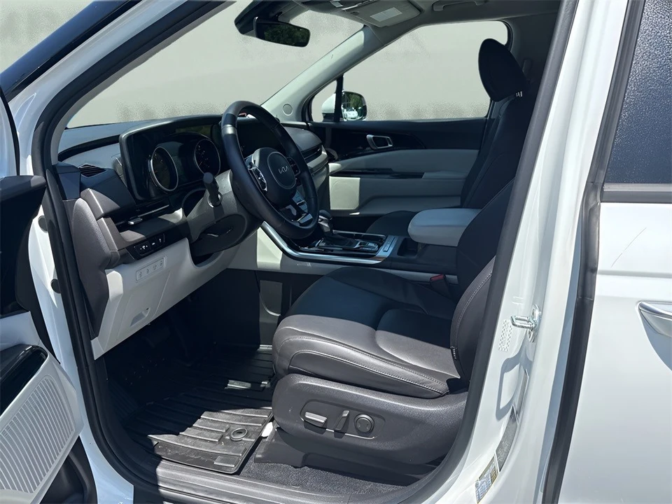 2023 Kia Carnival - Image 9 of 12