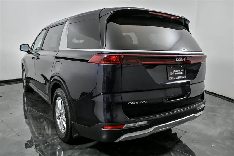 2023 Kia Carnival - Image 8 of 21