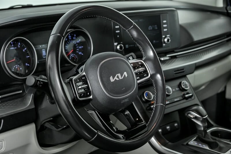 2023 Kia Carnival - Image 18 of 21