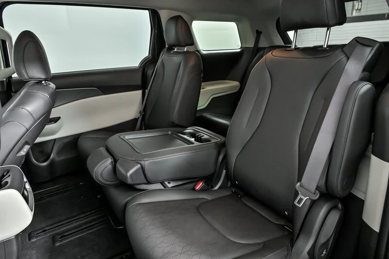 2023 Kia Carnival - Image 17 of 21