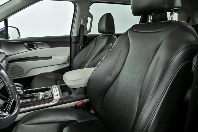 2023 Kia Carnival - Image 16 of 21