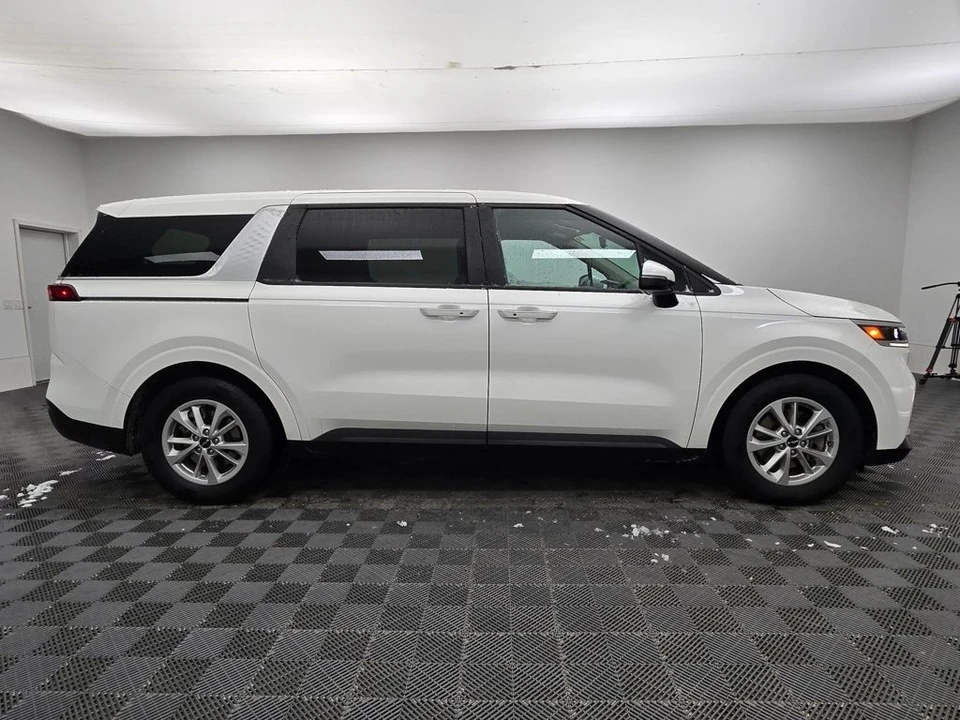 2023 Kia Carnival - Image 9 of 12