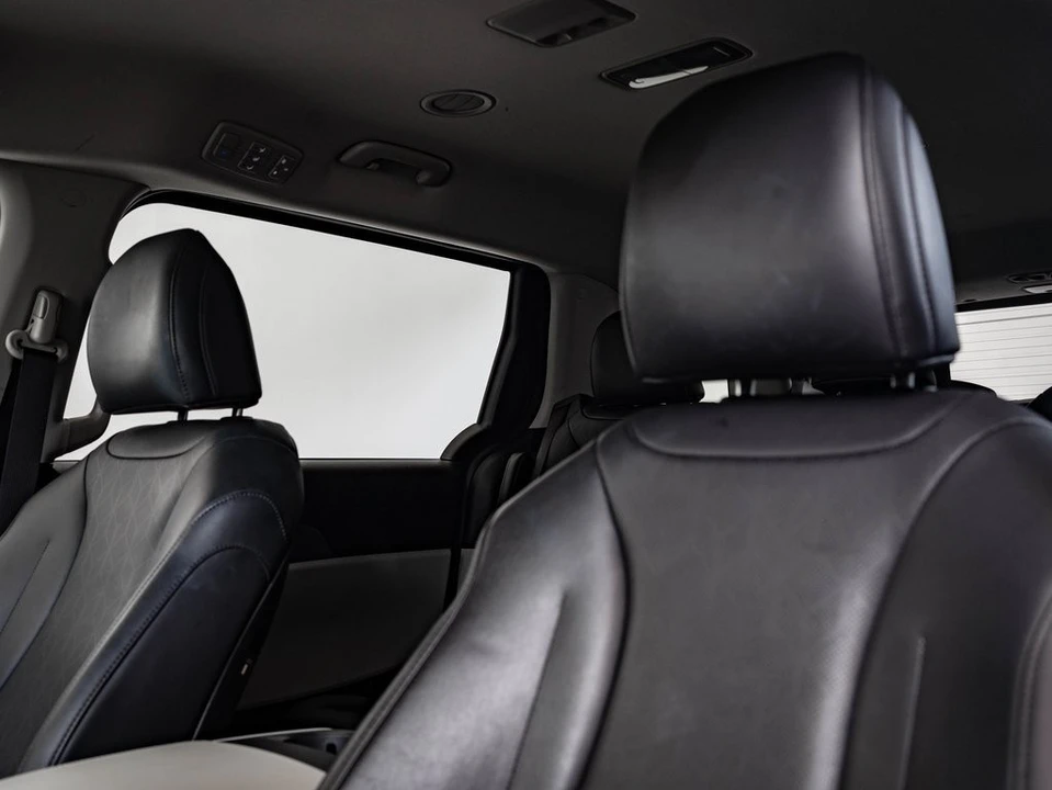2023 Kia Carnival - Image 18 of 21