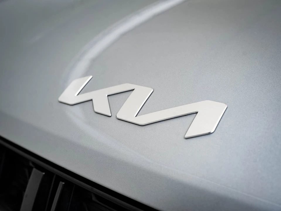 2023 Kia Carnival - Image 3 of 21