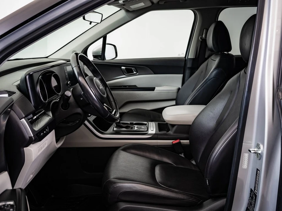 2023 Kia Carnival - Image 17 of 21