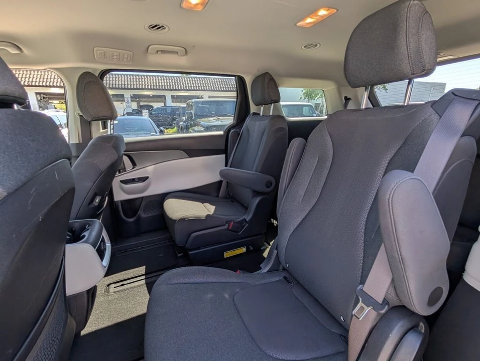2023 Kia Carnival - Image 12 of 21