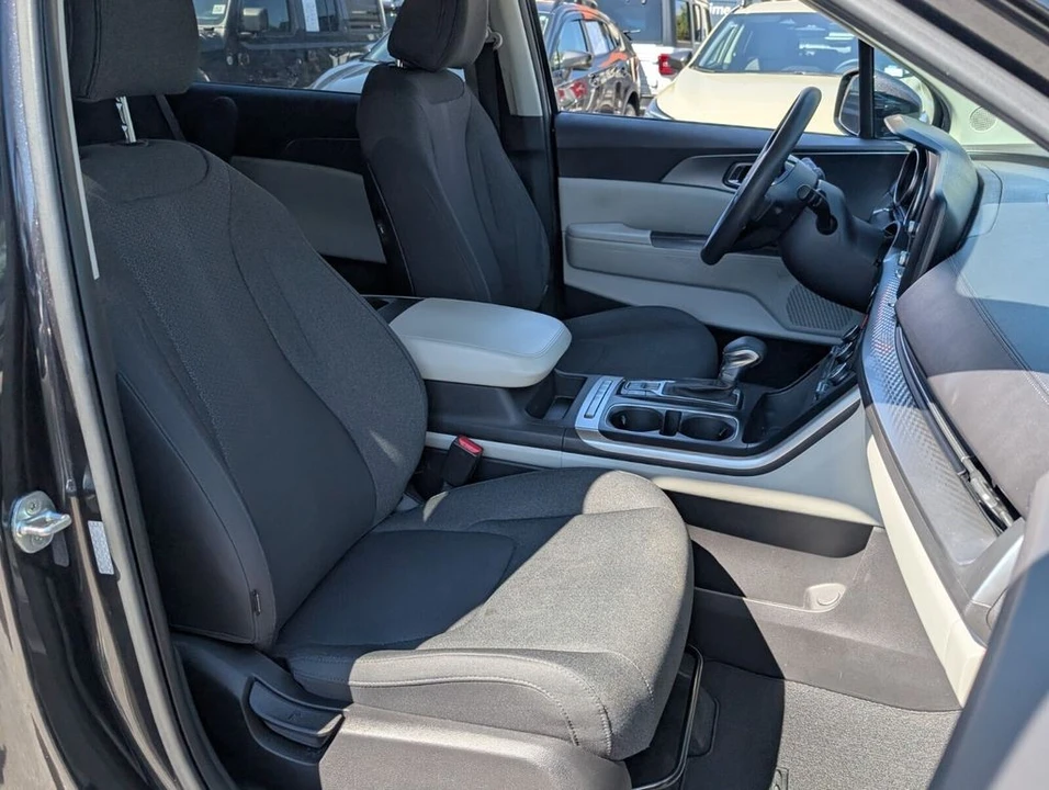 2023 Kia Carnival - Image 19 of 21