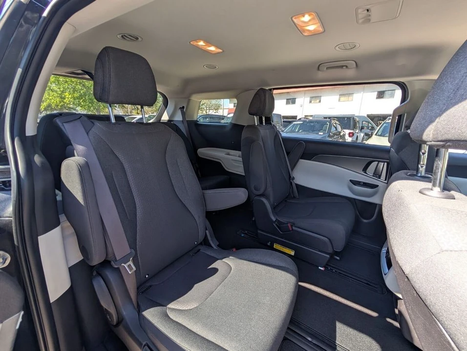 2023 Kia Carnival - Image 16 of 21