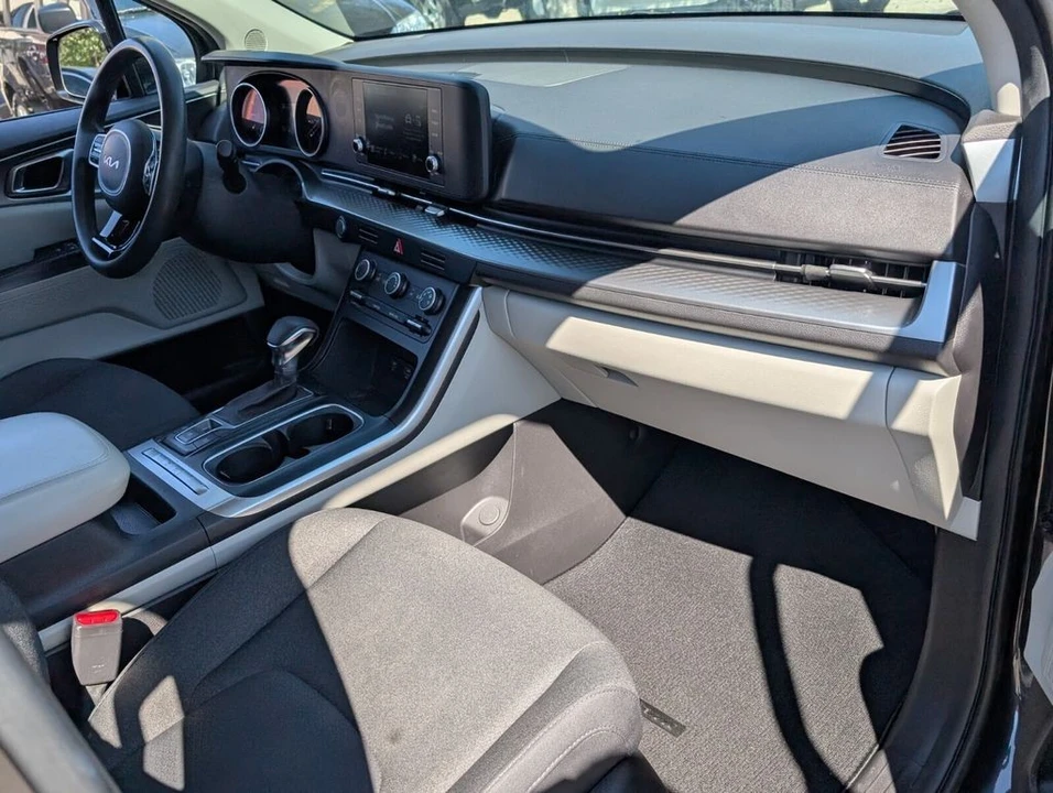 2023 Kia Carnival - Image 18 of 21