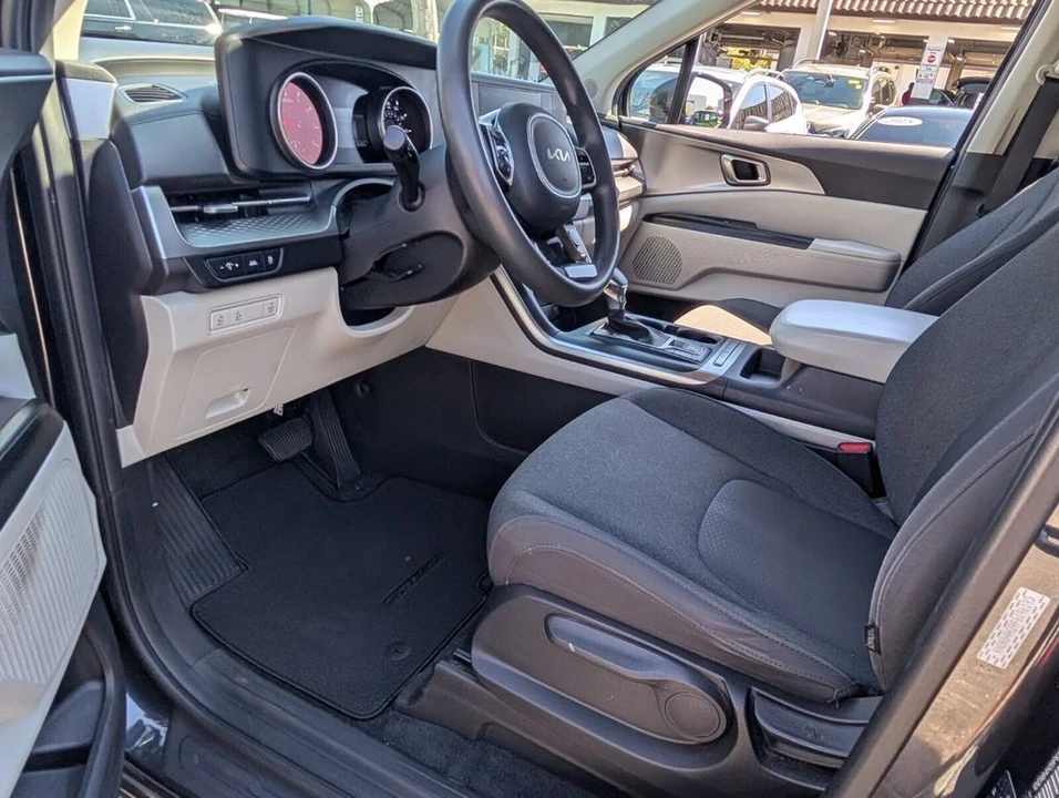 2023 Kia Carnival - Image 11 of 21