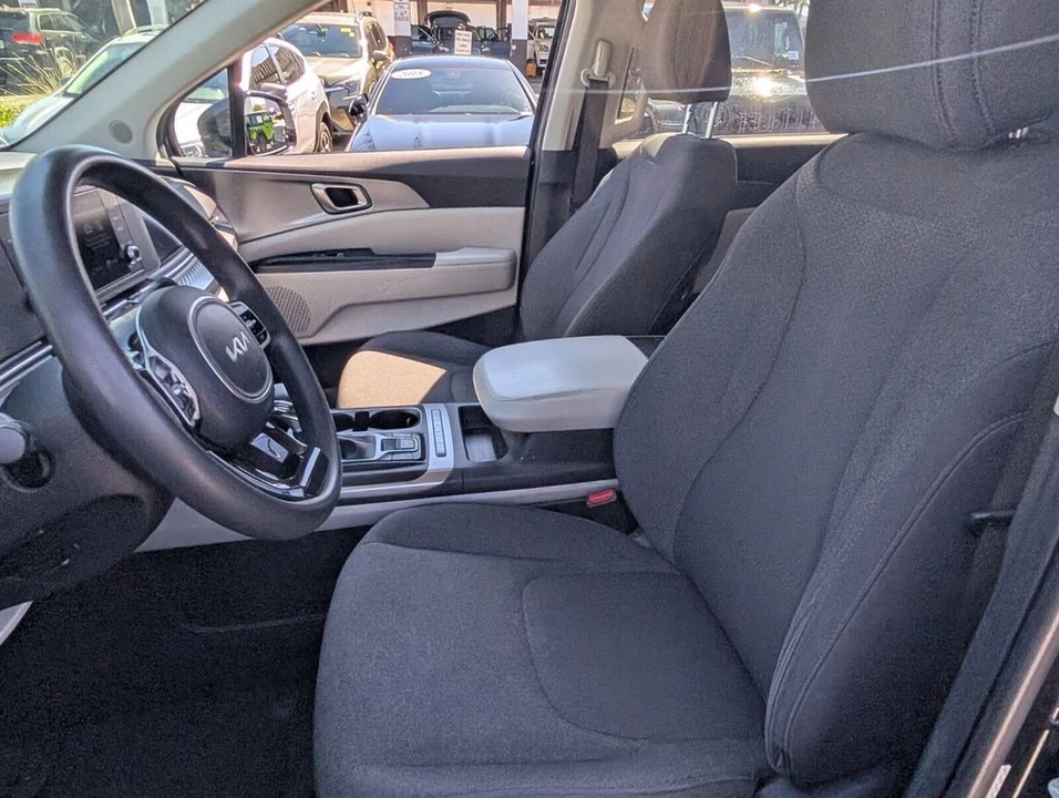 2023 Kia Carnival - Image 10 of 21