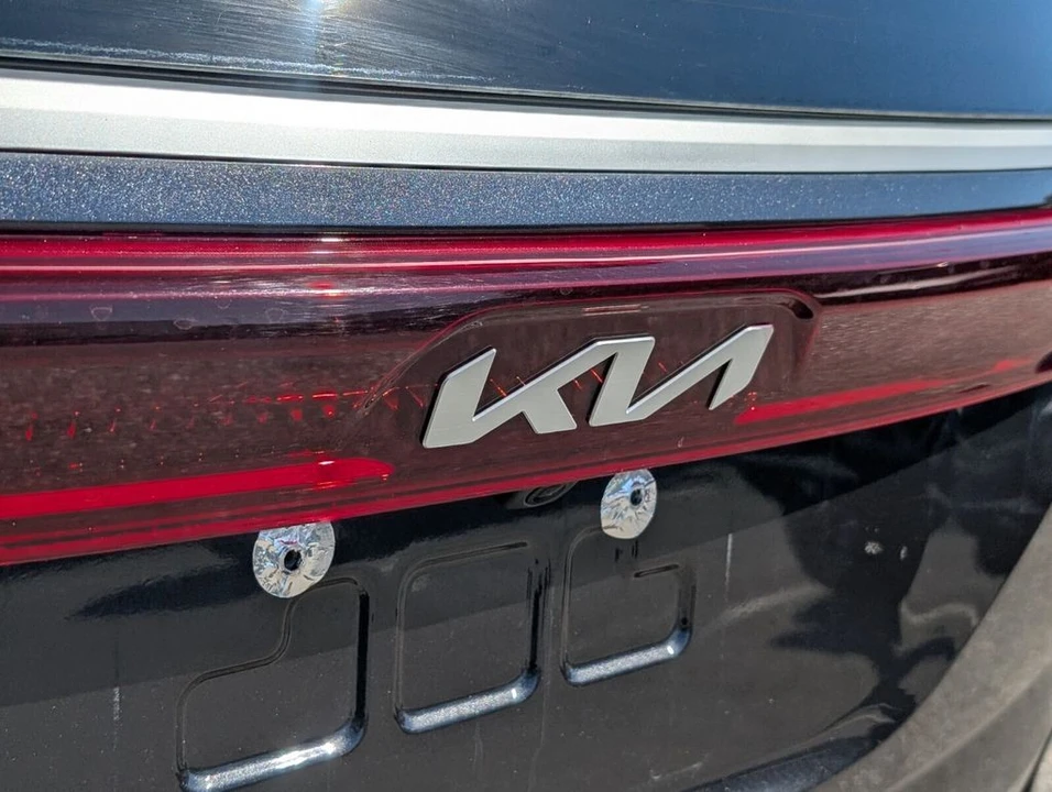 2023 Kia Carnival - Image 15 of 21