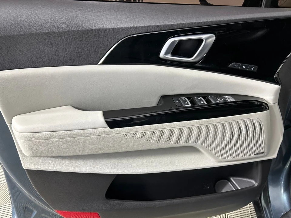2023 Kia Carnival - Image 11 of 12