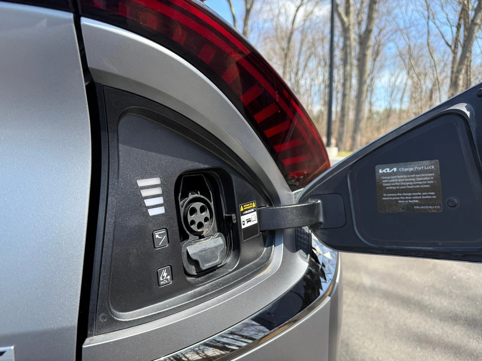 2023 Kia EV6 GT - Image 23 of 31