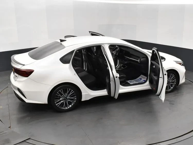 2023 Kia Forte - Image 6 of 12
