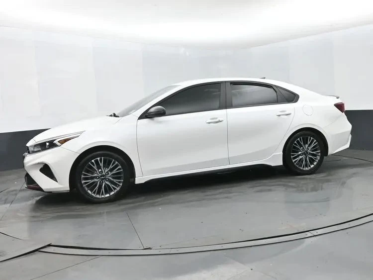 2023 Kia Forte - Image 5 of 12