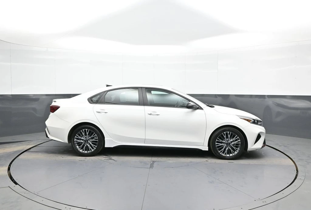 2023 Kia Forte - Image 5 of 12