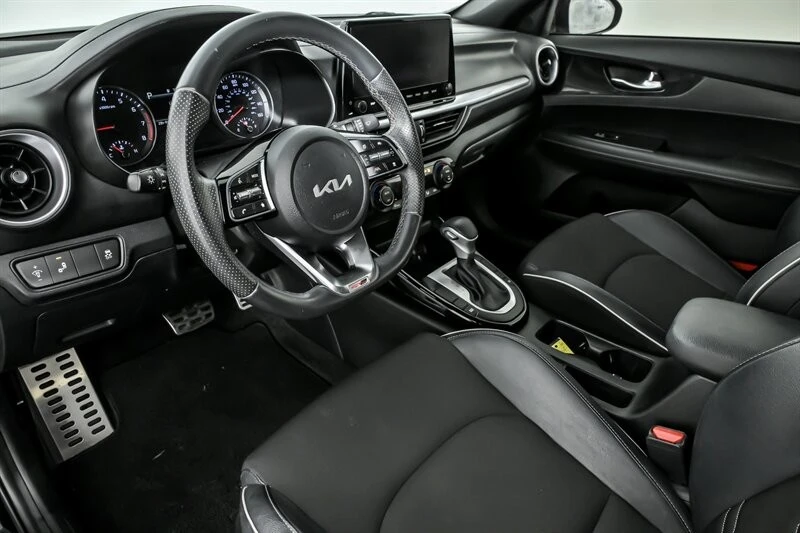 2023 Kia Forte - Image 18 of 21