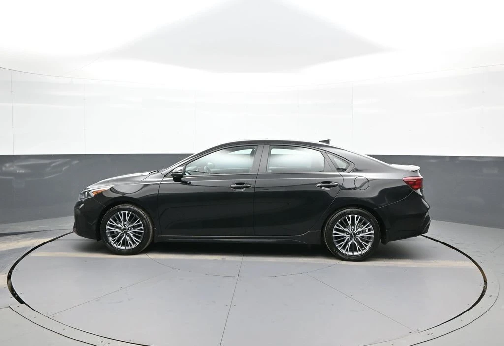 2023 Kia Forte - Image 9 of 12