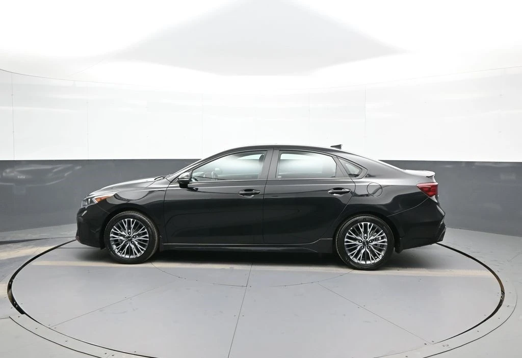 2023 Kia Forte - Image 9 of 12