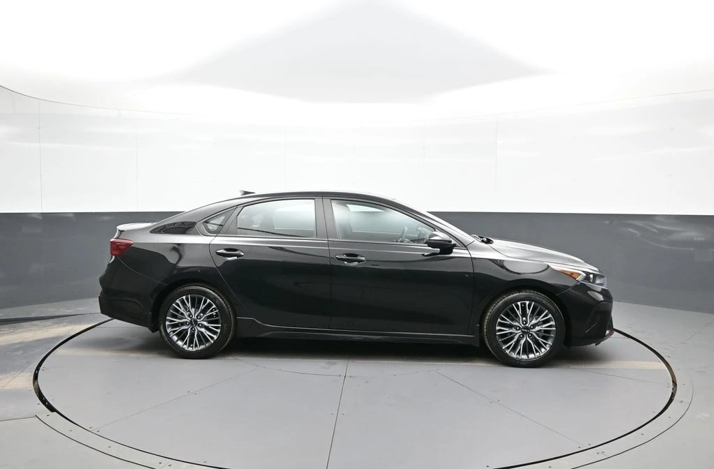 2023 Kia Forte - Image 5 of 12