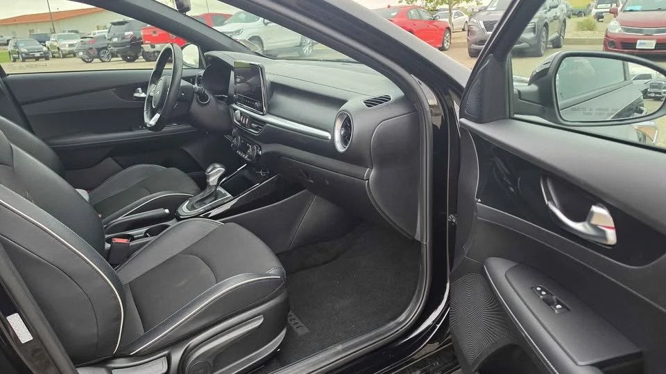 2023 Kia Forte - Image 5 of 11