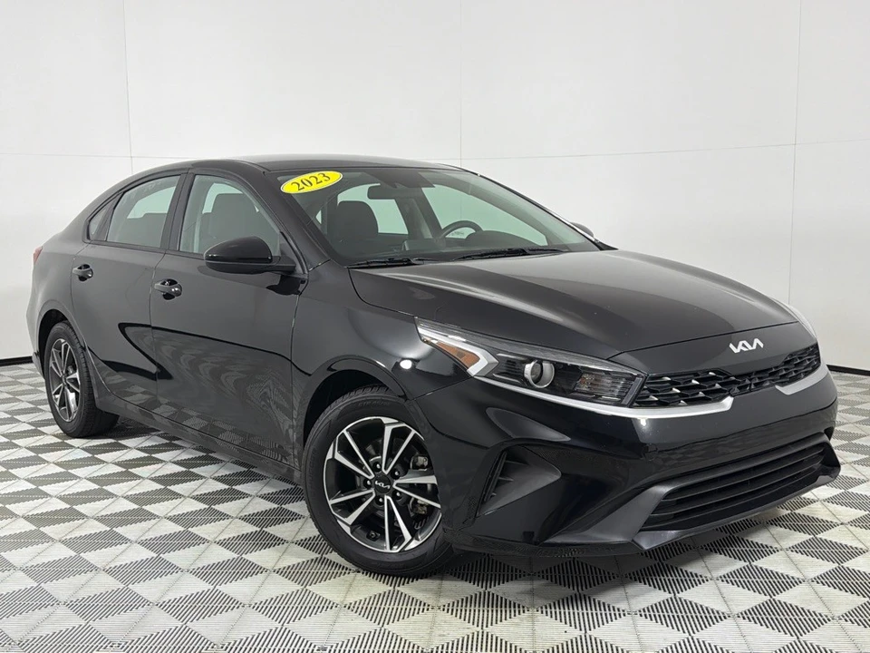 2023 Kia Forte - Image 2 of 21