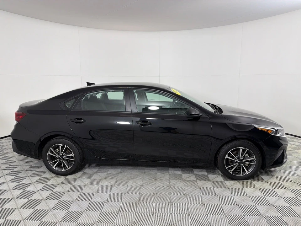 2023 Kia Forte - Image 4 of 21