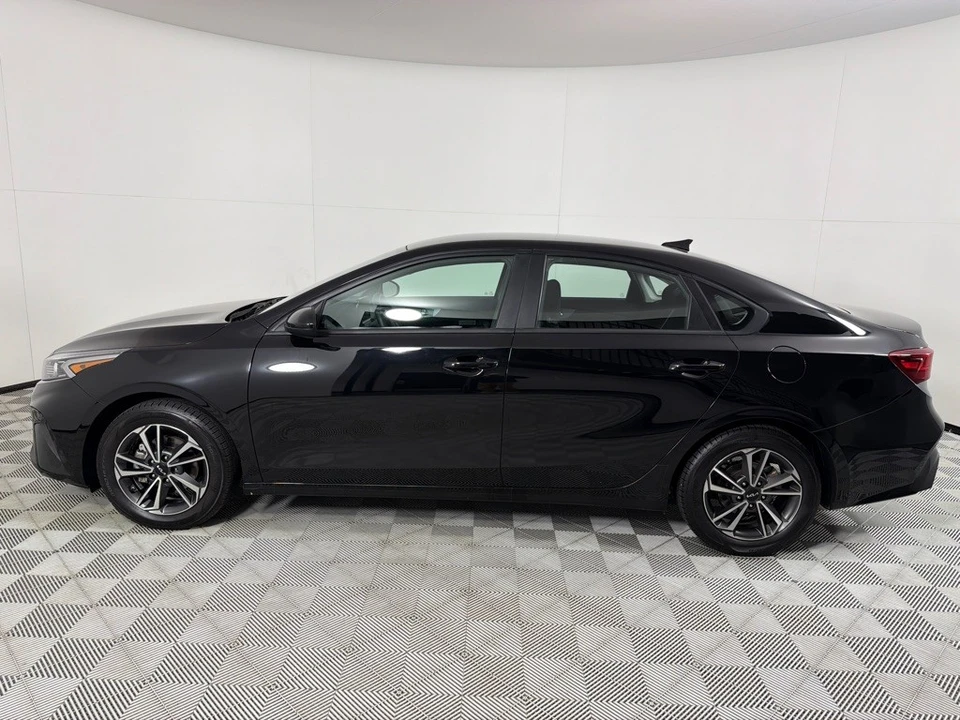 2023 Kia Forte - Image 8 of 21