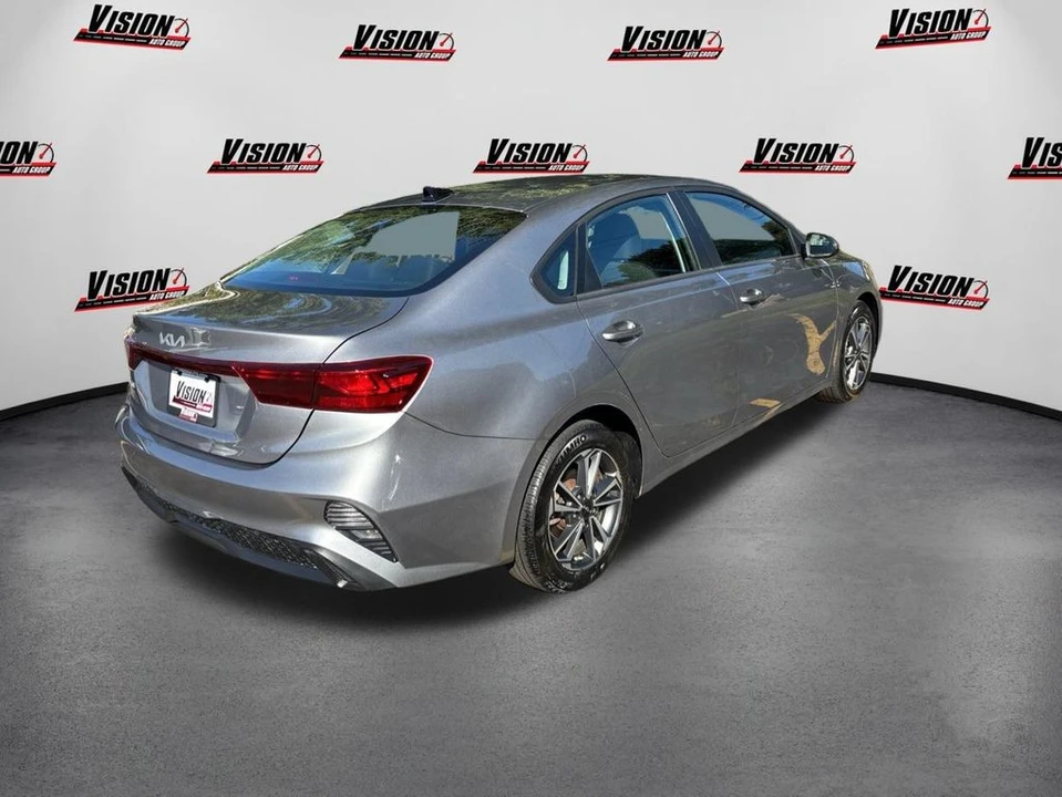 2023 Kia Forte - Image 5 of 12